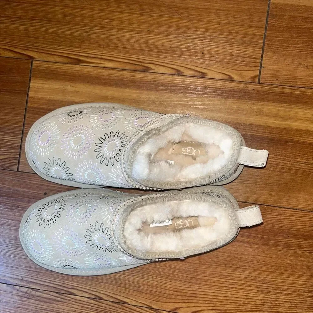 UGG Australia Kids Youth Cream Suede 